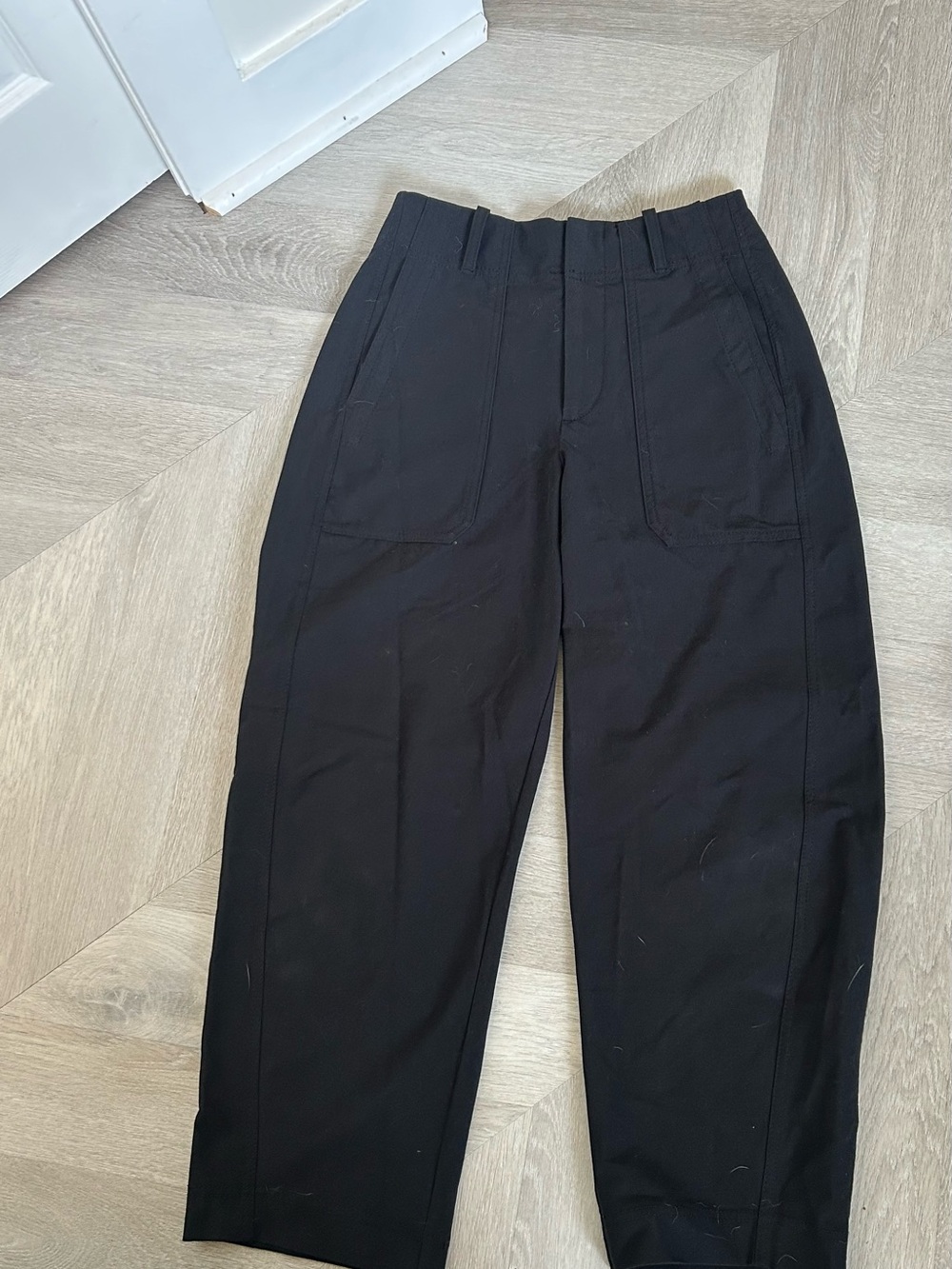 Athleta Skyline High Rise Barrel Leg Pant
Black 0 Athletic Strechy trouser - Picture 2 of 5